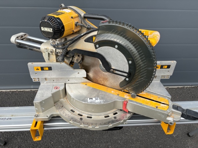 1135559-2 DeWalt DWS780 miter saw
