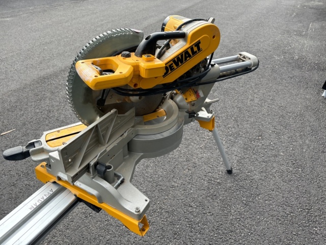 1135559-3 DeWalt DWS780 miter saw
