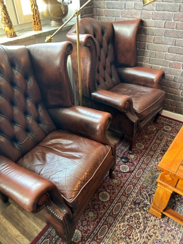 1250472-20 Chesterfield green and brown armchairs including small table