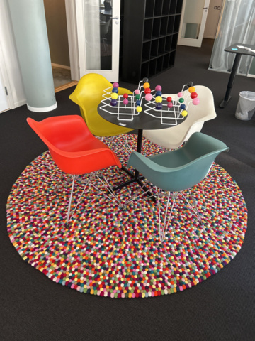 1250509-1 Table and 4 chairs Eames/Vitra - "DAR", carpet HAY