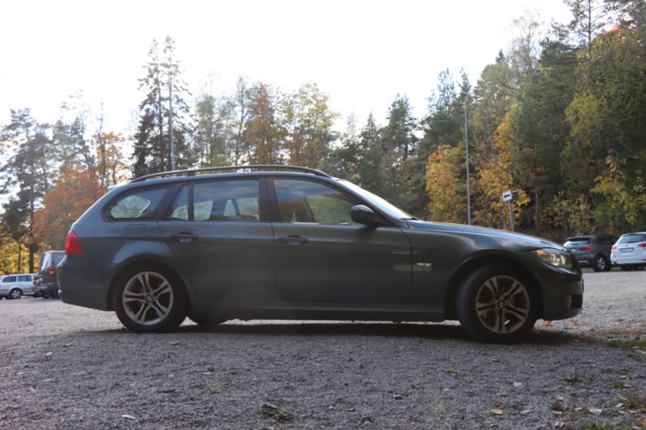 1262736-33 BMW 320d Touring 2009