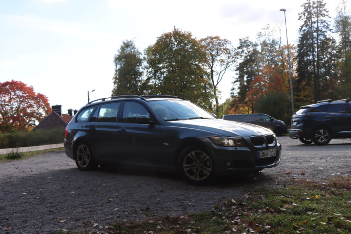 1262736-35 BMW 320d Touring 2009