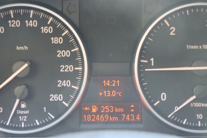 1262736-38 BMW 320d Touring 2009