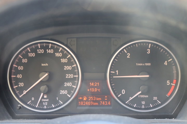 1262736-40 BMW 320d Touring 2009