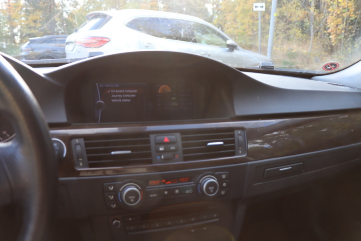 1262736-44 BMW 320d Touring 2009