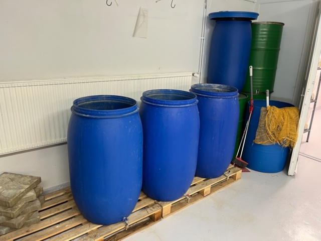 Plastic barrels and tin trays x8 units - PS Auction - We value the ...