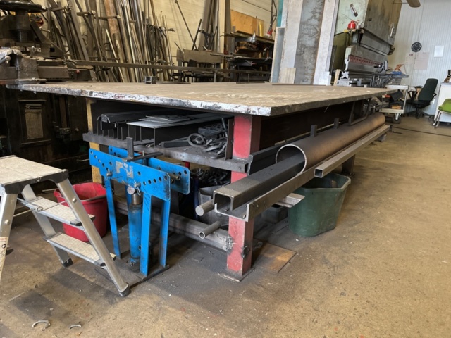 1240330-4 Welding table with vise &amp; storage underneath