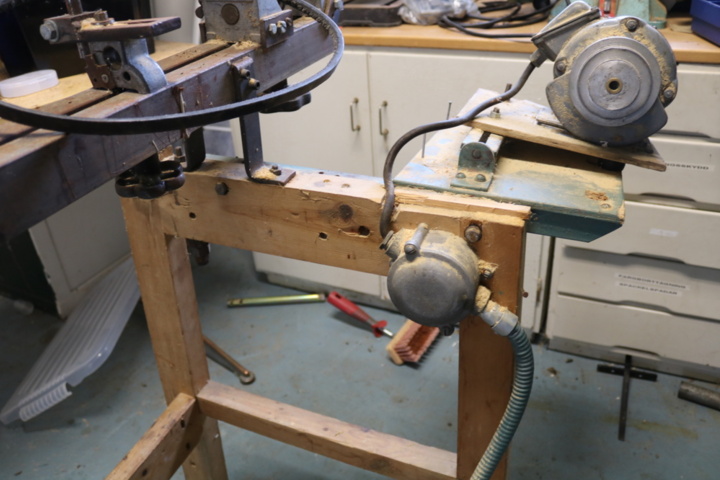 1257516-9 Older wood lathe