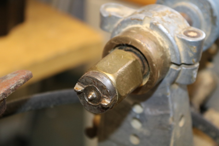 1257516-10 Older wood lathe