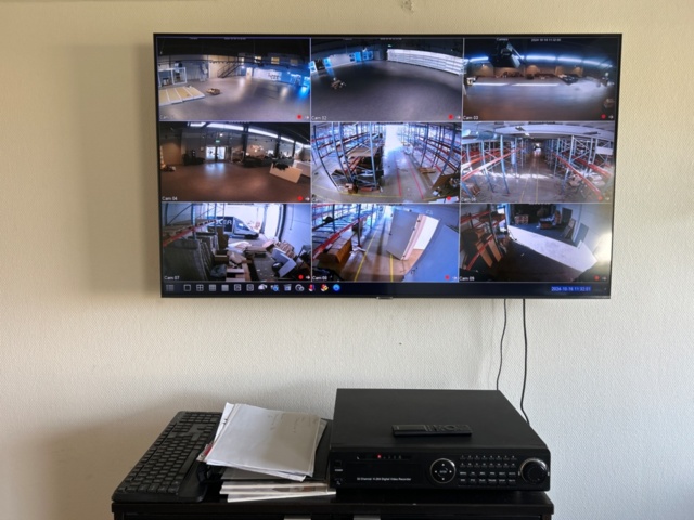 1225115-1 Surveillance system with 10 cameras and recording box - Gigamedia