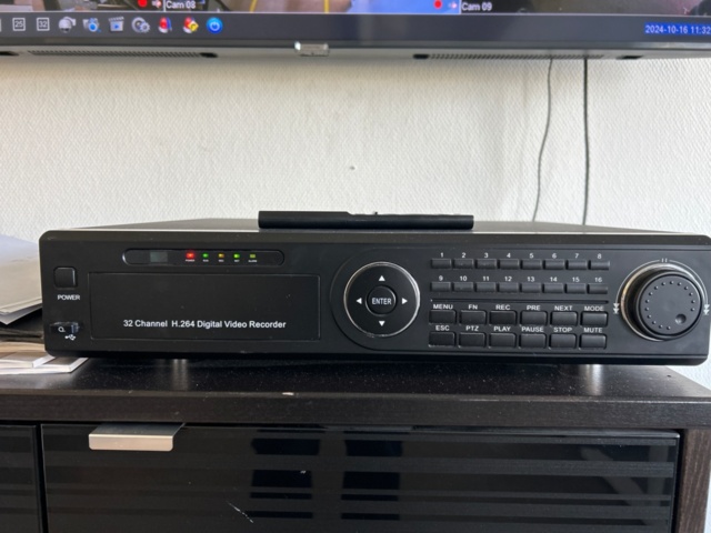 1225115-2 Surveillance system with 10 cameras and recording box - Gigamedia