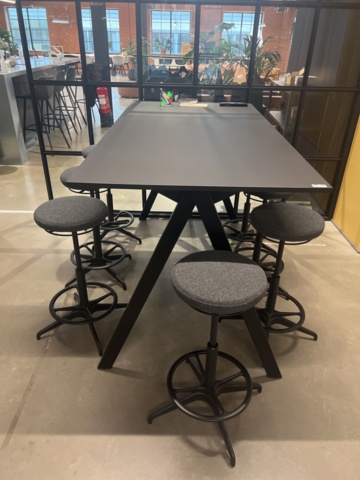 1243381-2 Conference table with 7 stools