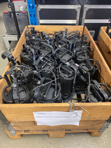 1068987-1 Selecon Acclaim Fresnel 650w 18pcs