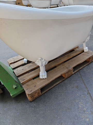 1264593-3 Kristoffer white Bathtub with lion paws sw366