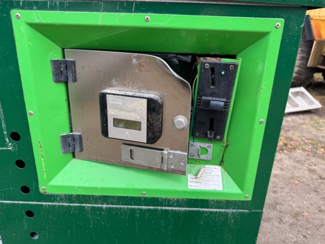 1199008-2 Golf ball machine with balls