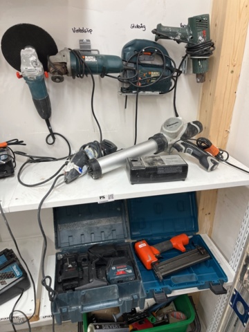 Hand machines with accessories 8 units - PS Auction - We value the ...