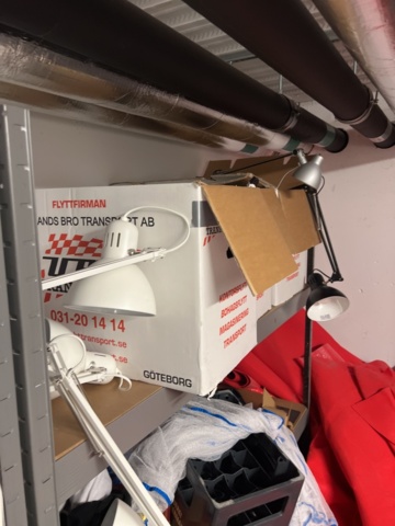 1248568-11 The storage room - Clothes hangers and various details