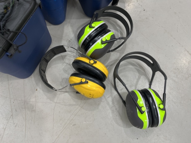 1269695-7 Samling med andningsmasker och hörselkåpor