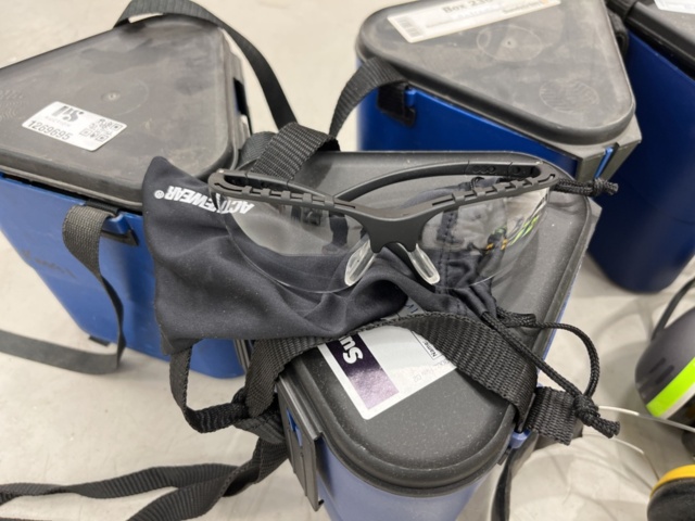 1269695-6 Samling med andningsmasker och hörselkåpor