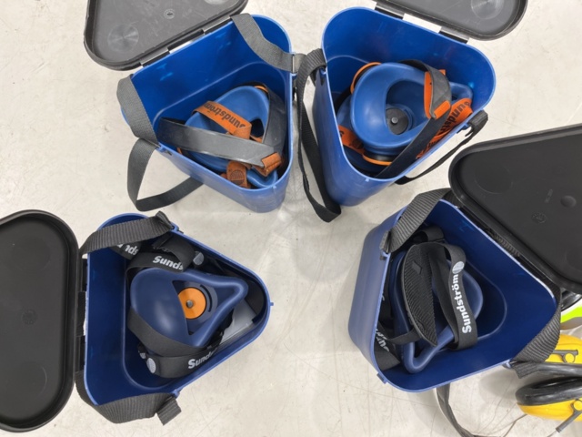 1269695-2 Samling med andningsmasker och hörselkåpor