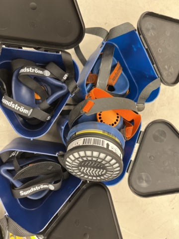 1269695-4 Samling med andningsmasker och hörselkåpor