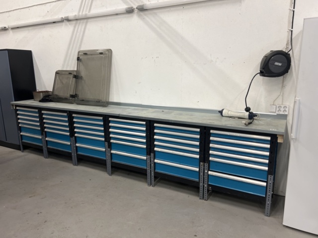 Workbench and 6 tool cases - PS Auction - We value the future - Largest ...