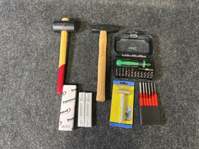 1272703-1 Hammer, bit chisel set, blade knife, mandrel, rubber hammer, etc