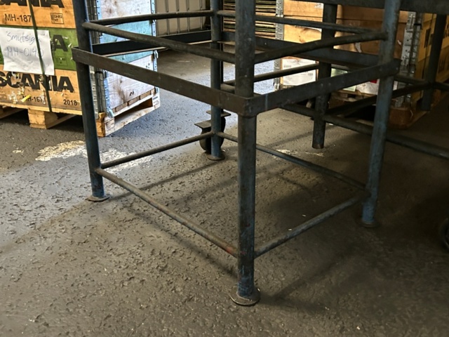 1249155-4 Material bench for pallets