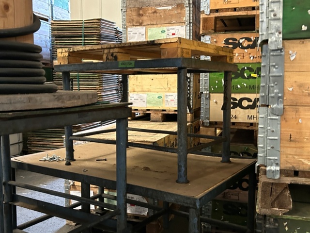 1249155-5 Material bench for pallets