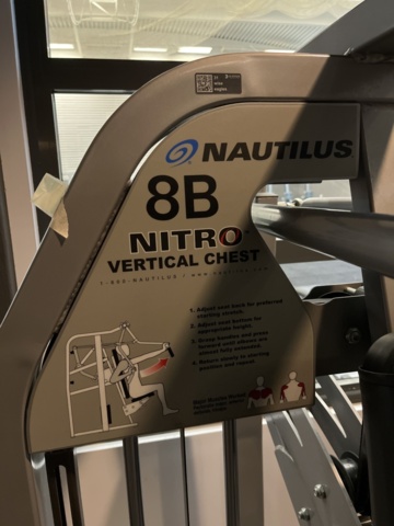 1269723-7 Vertical chest press - Nautilus 8B Nitro Vertical Chest