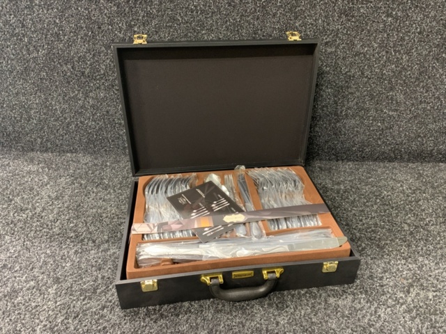 1276975-4 Cutlery set 72 pieces with elegant bag - Royalty Line