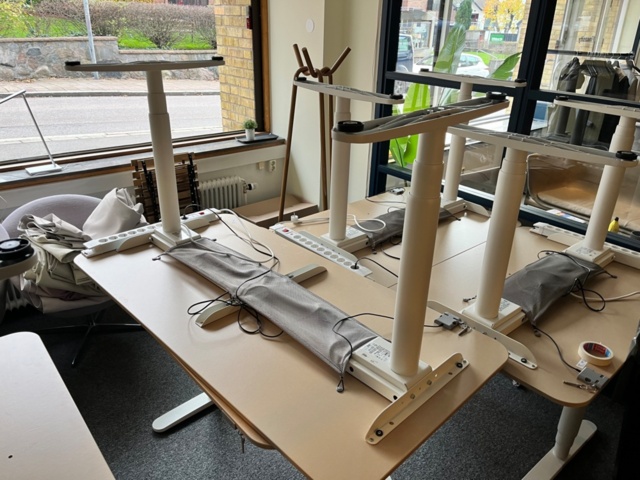 1277015-4 BEKANT Sitting/standing desk, oak colored top 160x80 cm