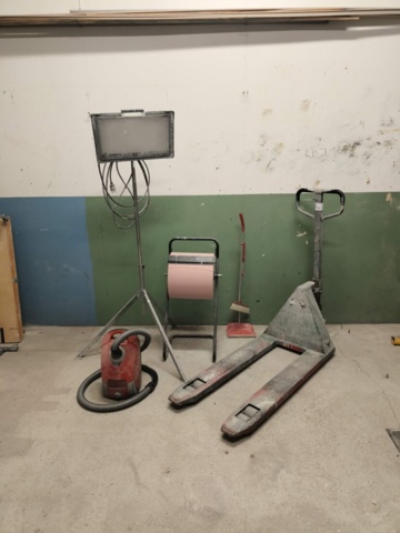 1267128-1 Pallet puller, work lamp and paper holder