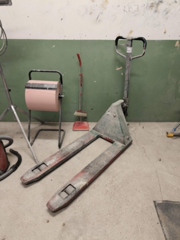 1267128-3 Pallet puller, work lamp and paper holder