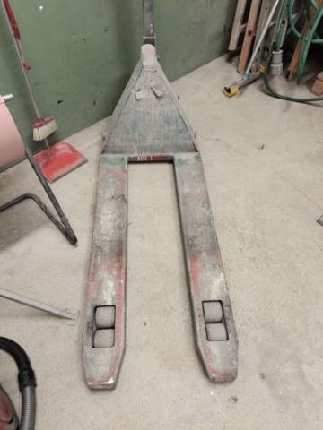 1267128-4 Pallet puller, work lamp and paper holder