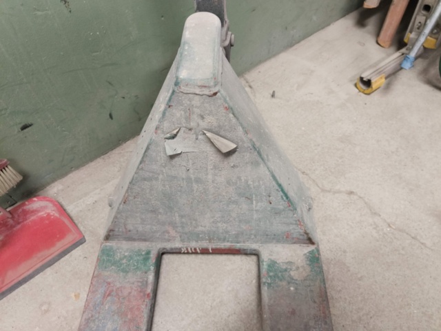 1267128-6 Pallet puller, work lamp and paper holder