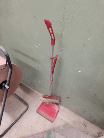 1267128-10 Pallet puller, work lamp and paper holder