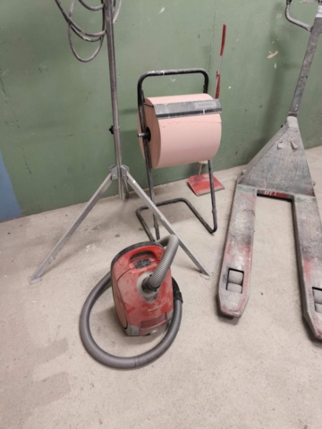 1267128-16 Pallet puller, work lamp and paper holder