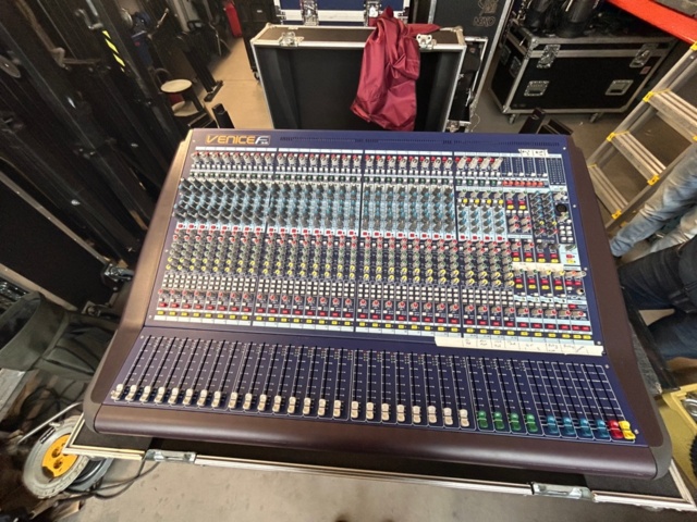 1250782-4 Mixer table Midas Venice F32