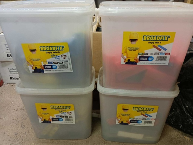 1280903-2 Plastic spacers/shims - 4 packages total 1200 pcs.