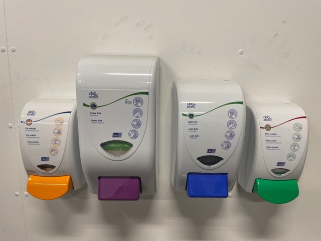 1152557-2 Tvåldispensers, pappershållare, m.m.