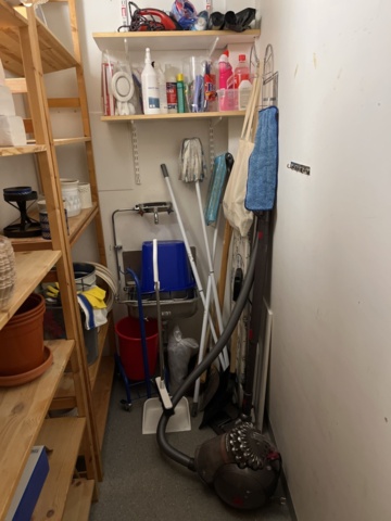 1269822-2 Cleaning storage - Vacuum cleaner Dyson, including various cleaning items