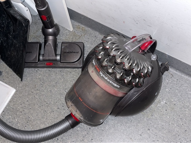 1269822-1 Cleaning storage - Vacuum cleaner Dyson, including various cleaning items