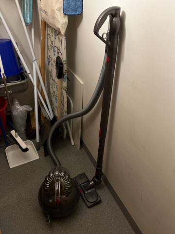 1269822-3 Cleaning storage - Vacuum cleaner Dyson, including various cleaning items