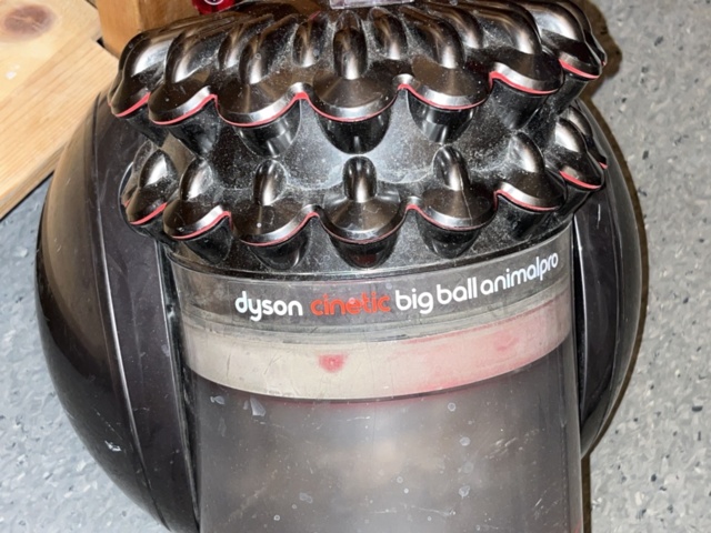 1269822-4 Cleaning storage - Vacuum cleaner Dyson, including various cleaning items