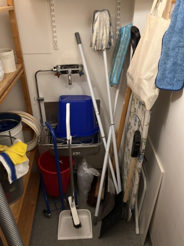 1269822-5 Cleaning storage - Vacuum cleaner Dyson, including various cleaning items