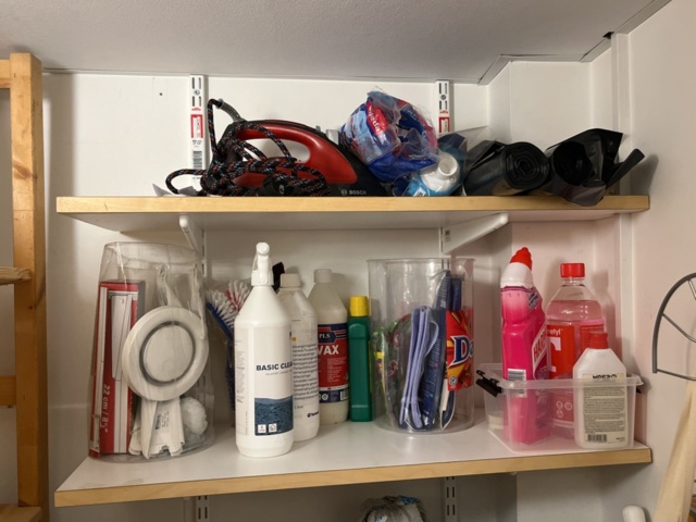 1269822-6 Cleaning storage - Vacuum cleaner Dyson, including various cleaning items