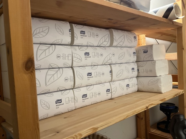 1269822-7 Cleaning storage - Vacuum cleaner Dyson, including various cleaning items