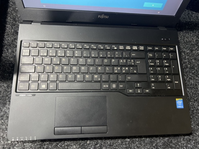 1277757-10 Laptop 4 pcs - Fujitsu Lifebook A555