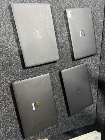 1277757-12 Laptop 4 pcs - Fujitsu Lifebook A555